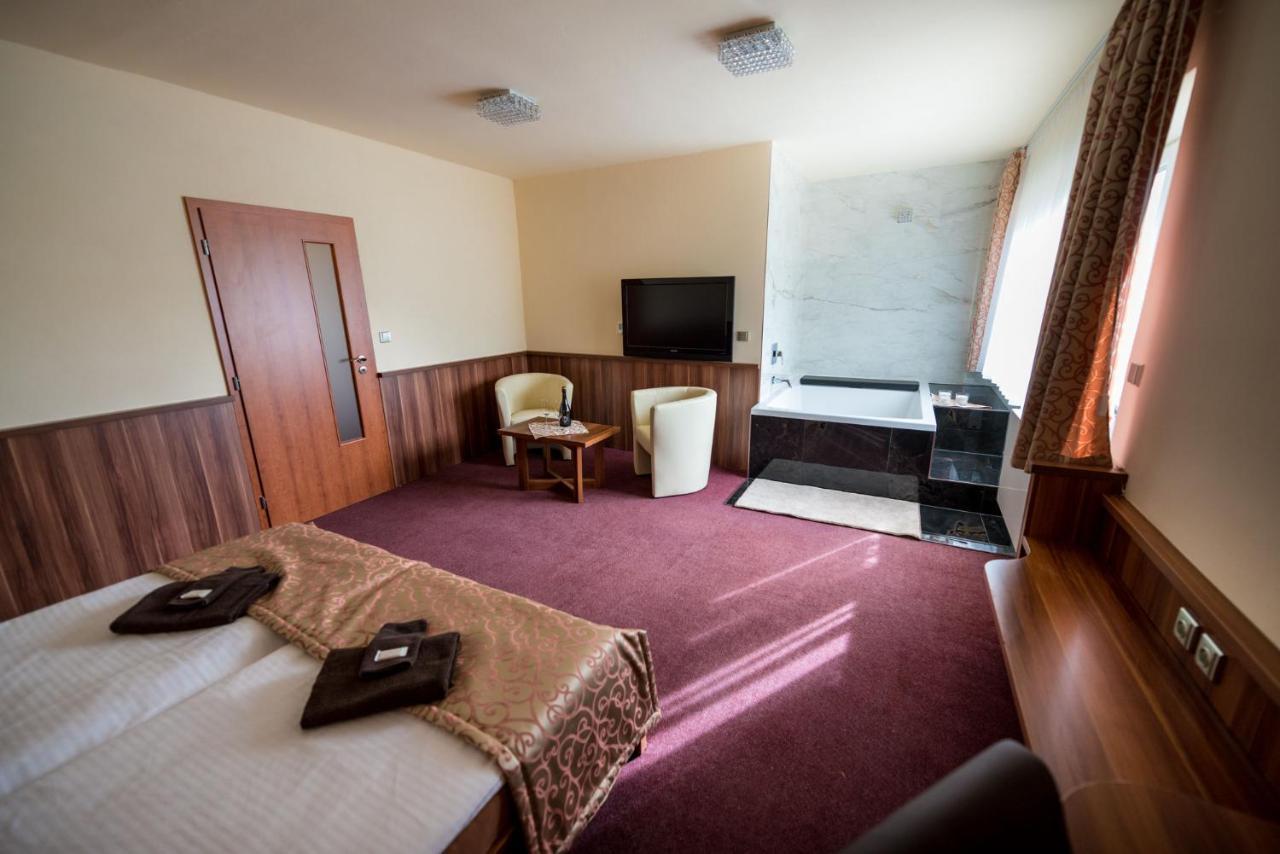 Hotel Kras Jedovnice Bagian luar foto