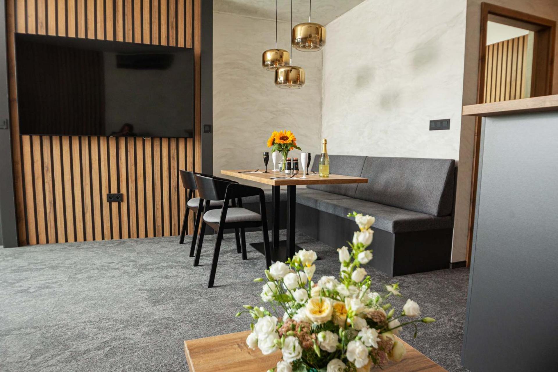 Hotel Kras Jedovnice Bagian luar foto